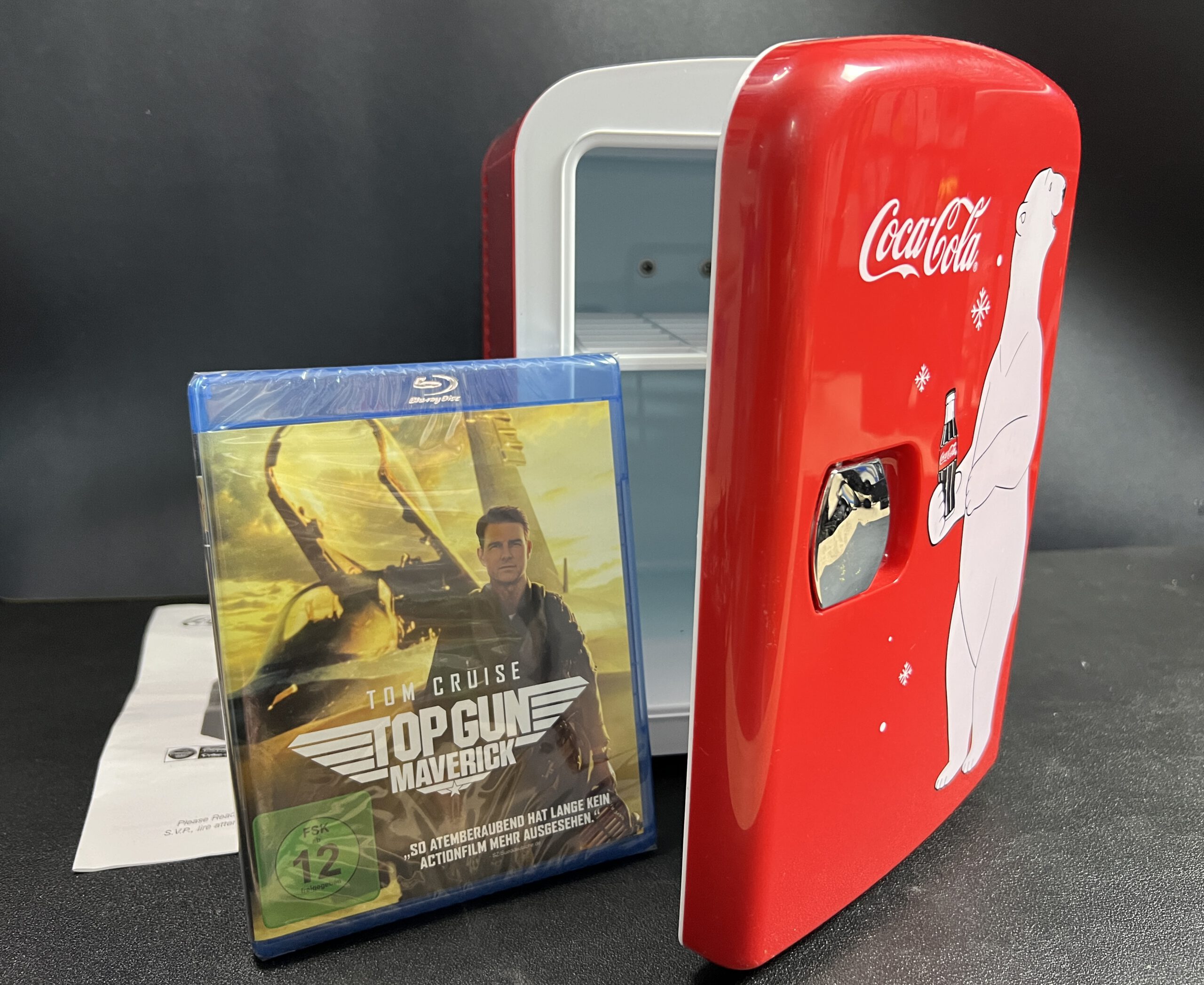 Gewinnspiel 3. Advent Top Gun Maverick Coca Cola Mini Kühlschrank